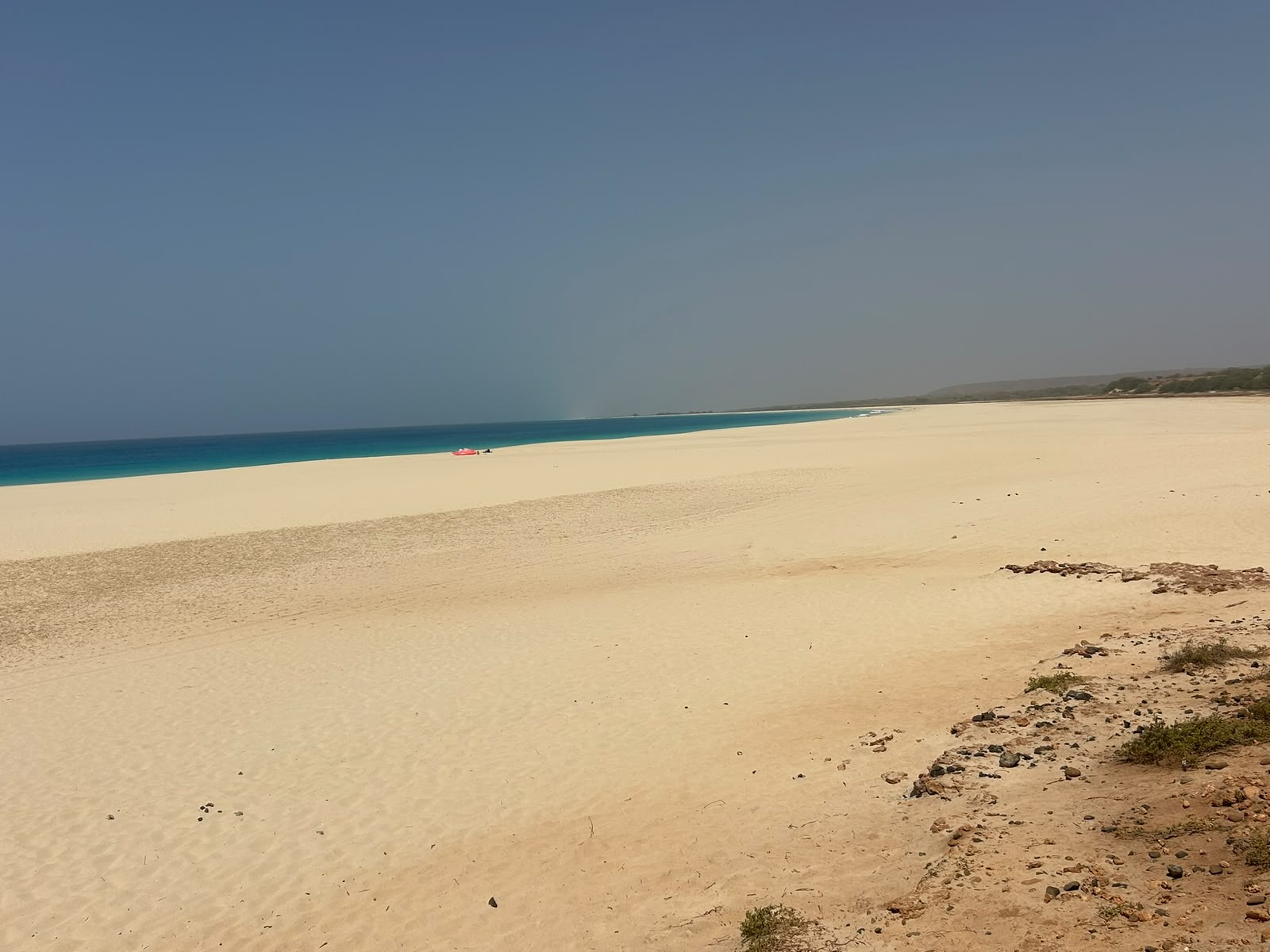 Praia extensa de areia branca na Boa Vista
